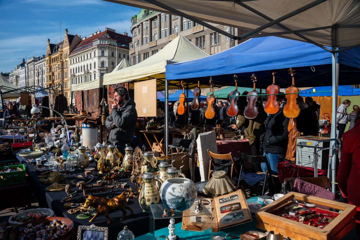 Antigüedades de un puesto del Naschmarkt, Viena. 