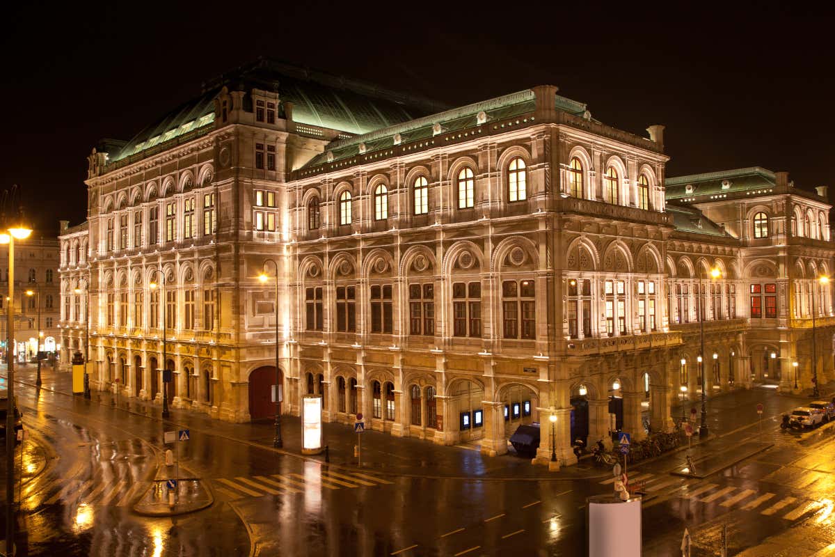 Iluminación nocturna de la Ópera Estatal de Viena. 