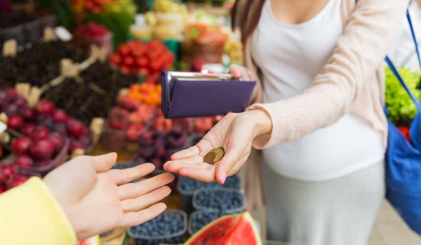 Pagando en un mercado de Costa Rica