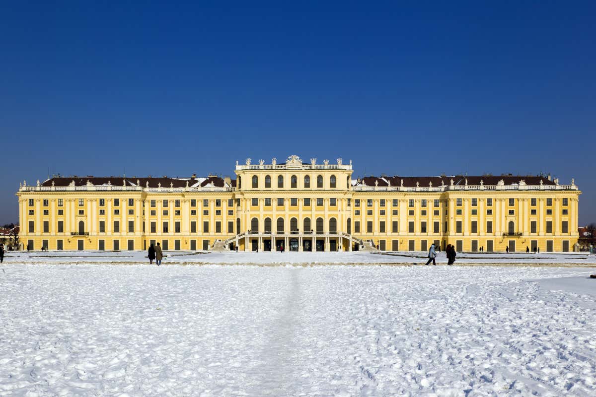 Palacio Schönbrunn y sus jardines nevados, un plan perfecto para el Año Nuevo en Viena. 