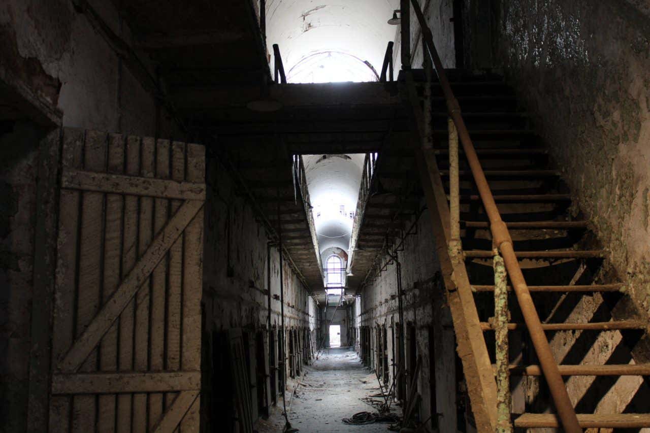 Corredor escuro da Penitenciária Estatal do Leste, um dos lugares mais assombrados do mundo