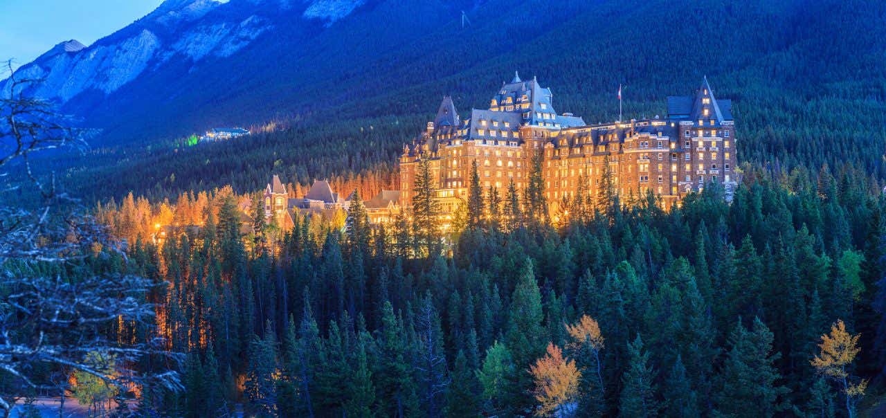Panorâmica do Banff Springs Hotel ao anoitecer, um dos lugares mais assombrados do mundo