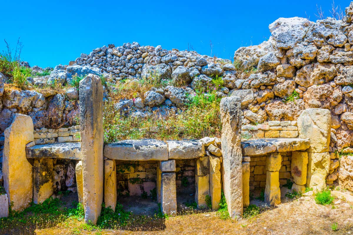 Muros de piedra frente a las ruinas de los templos Gantija en la isla de Gozo.