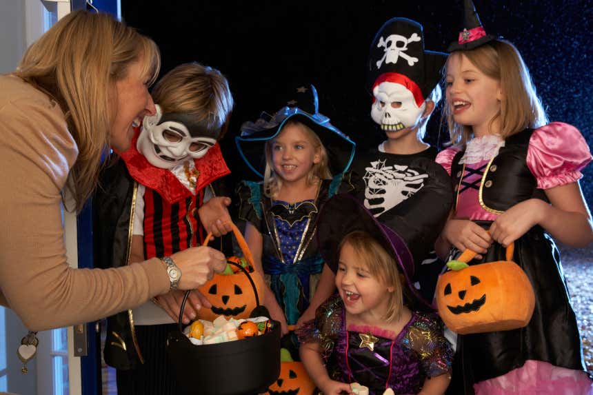 Niños pidiendo golosinas en la noche de Halloween.