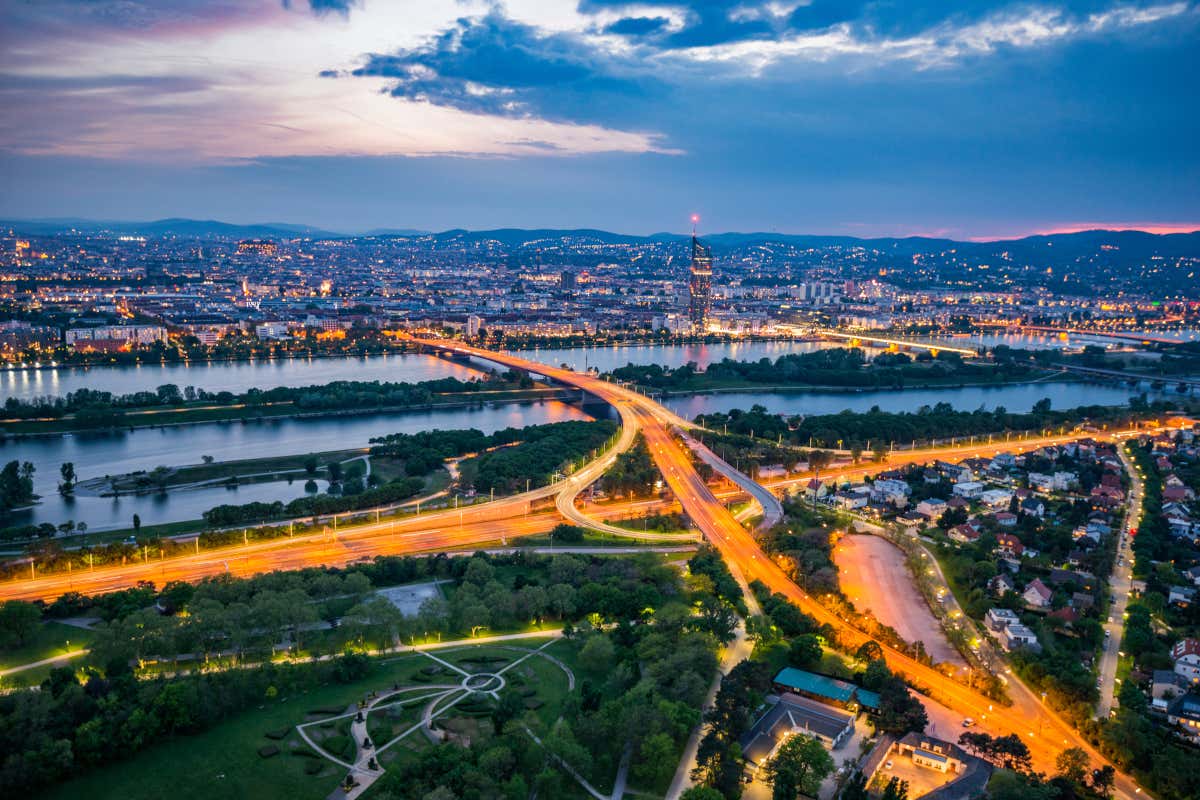Danubio y Viena iluminada desde las alturas. 