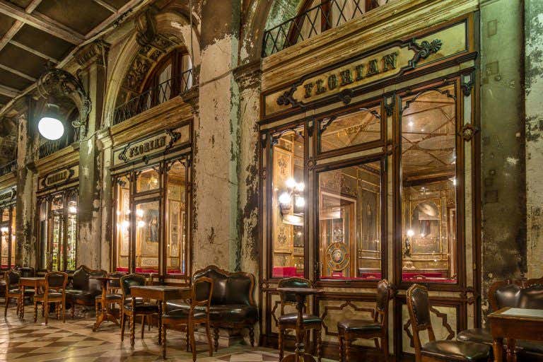 Scorcio serale della facciata dell'antico Caffè Florian di Venezia