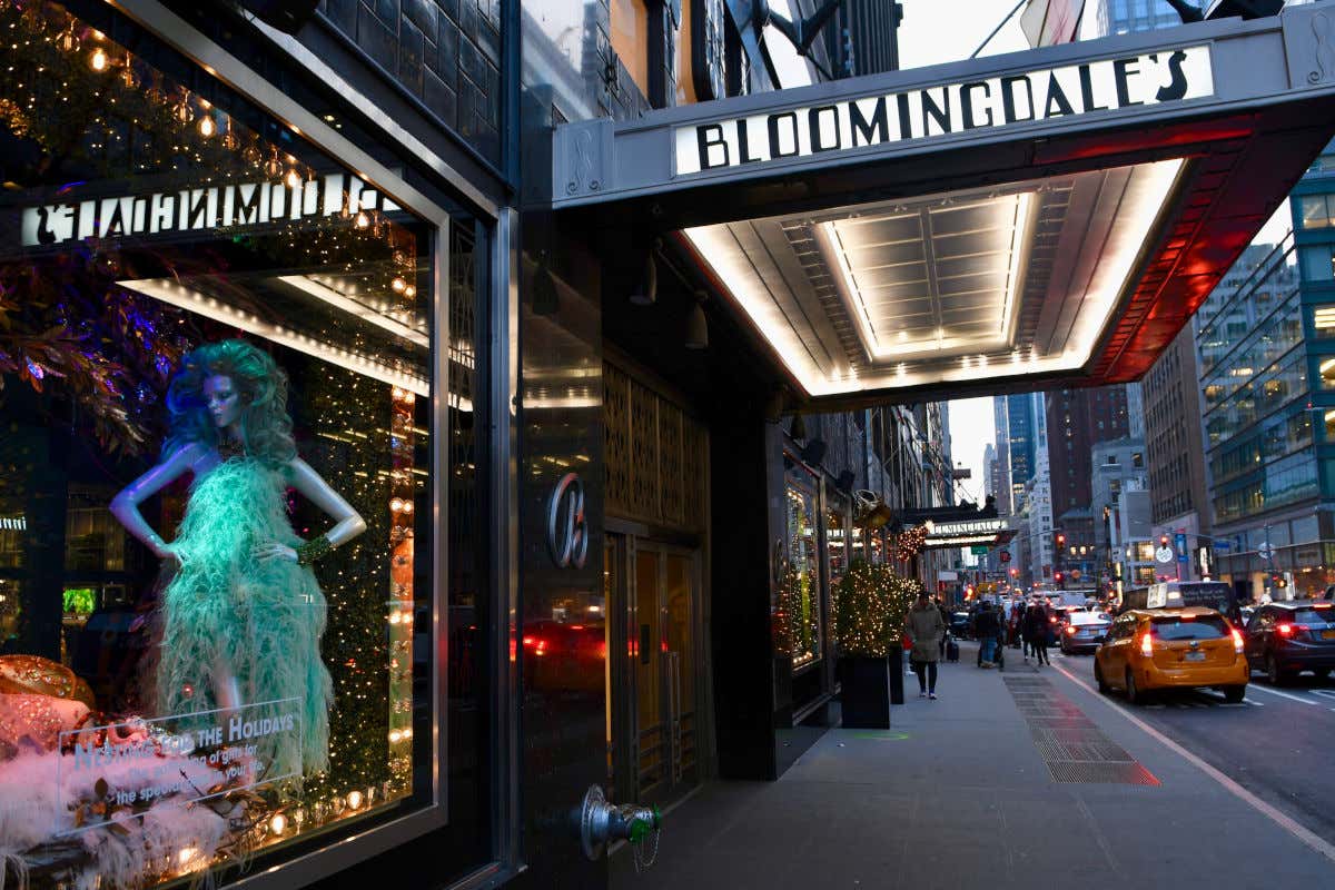 Le vetrine colme di addobbi dei grandi magazzini di Bloomingdale's