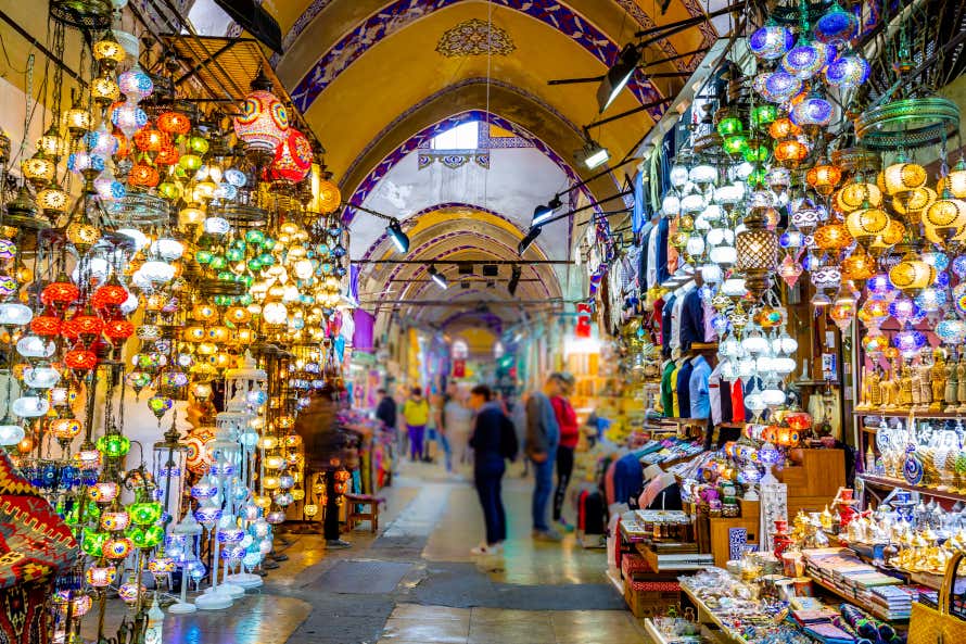 Lámparas y artesanías en el Gran Bazar de Estambul.
