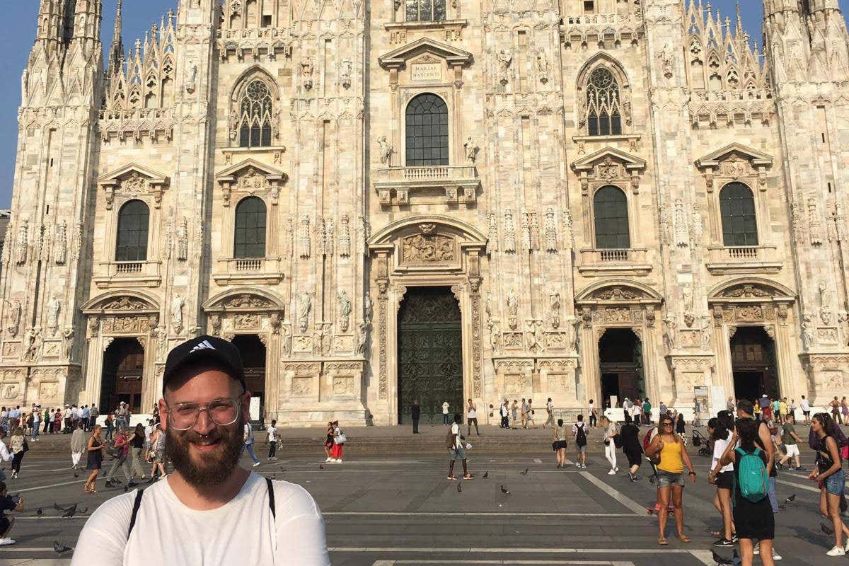 Hugo posando ante la Catedral de Milán en un día soleado