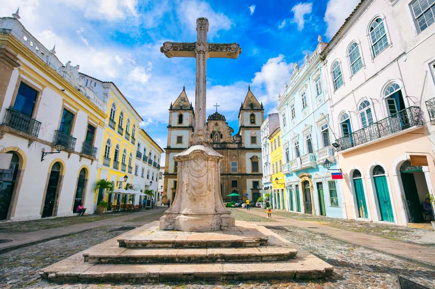 Construções típicas ao redor do Pelourinho, com a Igreja e Convento de São Francisco no fundo