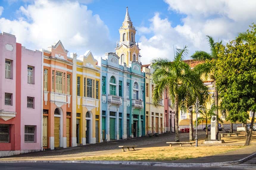 Ruas coloridas do centro histórico de João Pessoa, um exemplo da diversidade da arquitetura no Brasil