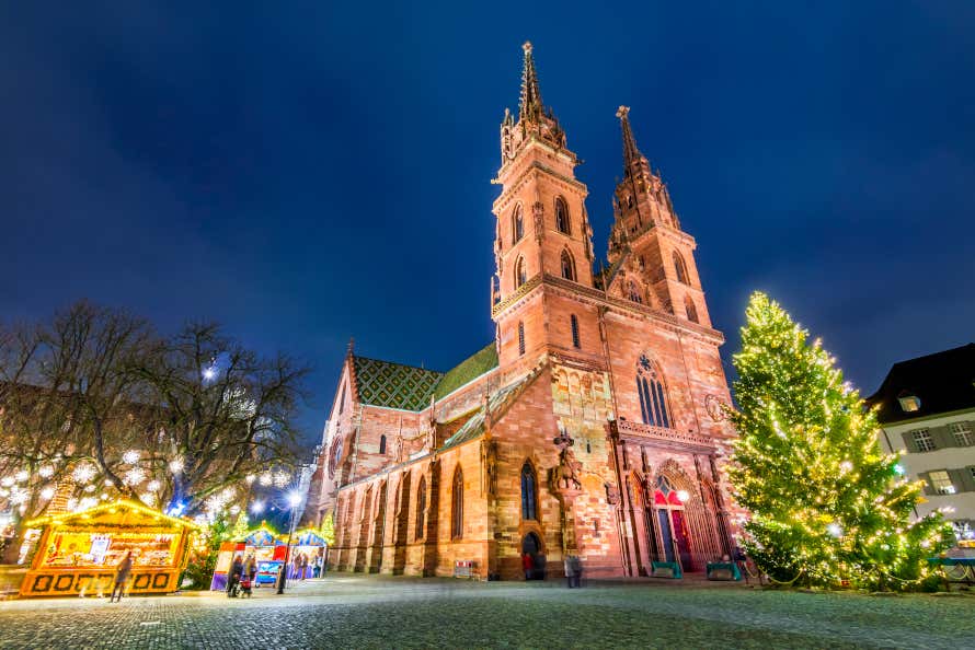 Cattedrale di Basilea con l'illuminazione natalizia