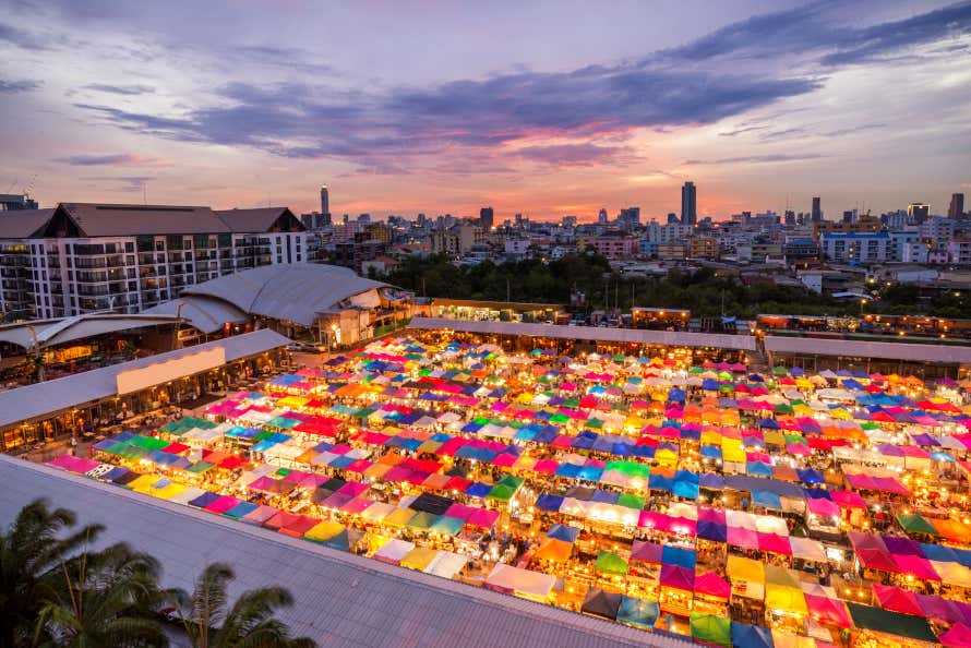 Puestos iluminados en el mercado de Chatuchak, en Bangkok