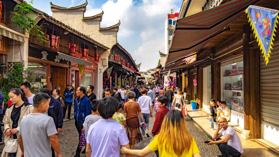 Personas paseando en el mercado de Futian, en la ciudad china de Yiwu.