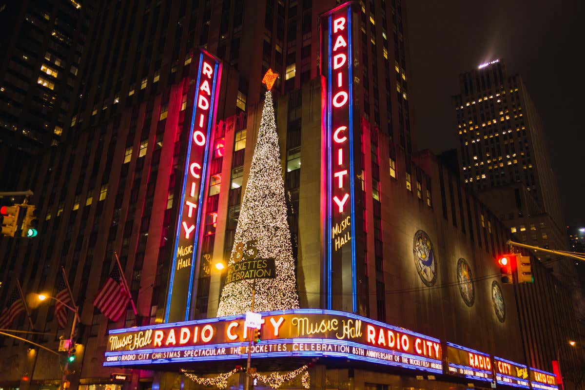 Luces de neón y árbol de Navidad del Radio City Music Hall donde cada Navidad de Nueva York tiene lugar el espectáculo de las Rockettes