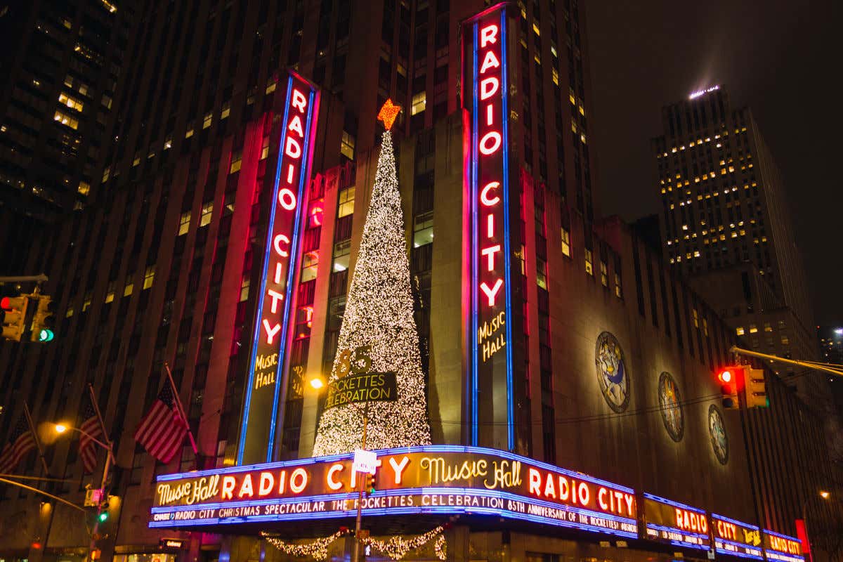 Lumières, néons et sapin de Noël au Radio City Music Hall où le spectacle des Rockettes a lieu chaque année à New York pendant les fêtes