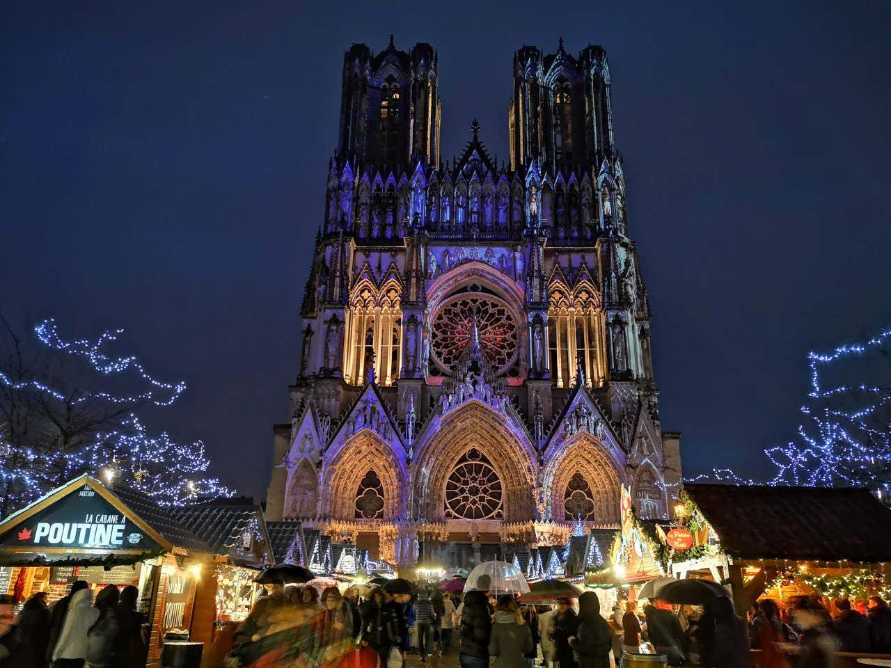 La Cathédrale de Reims et devant l'un des plus beaux marchés de Noël de France.