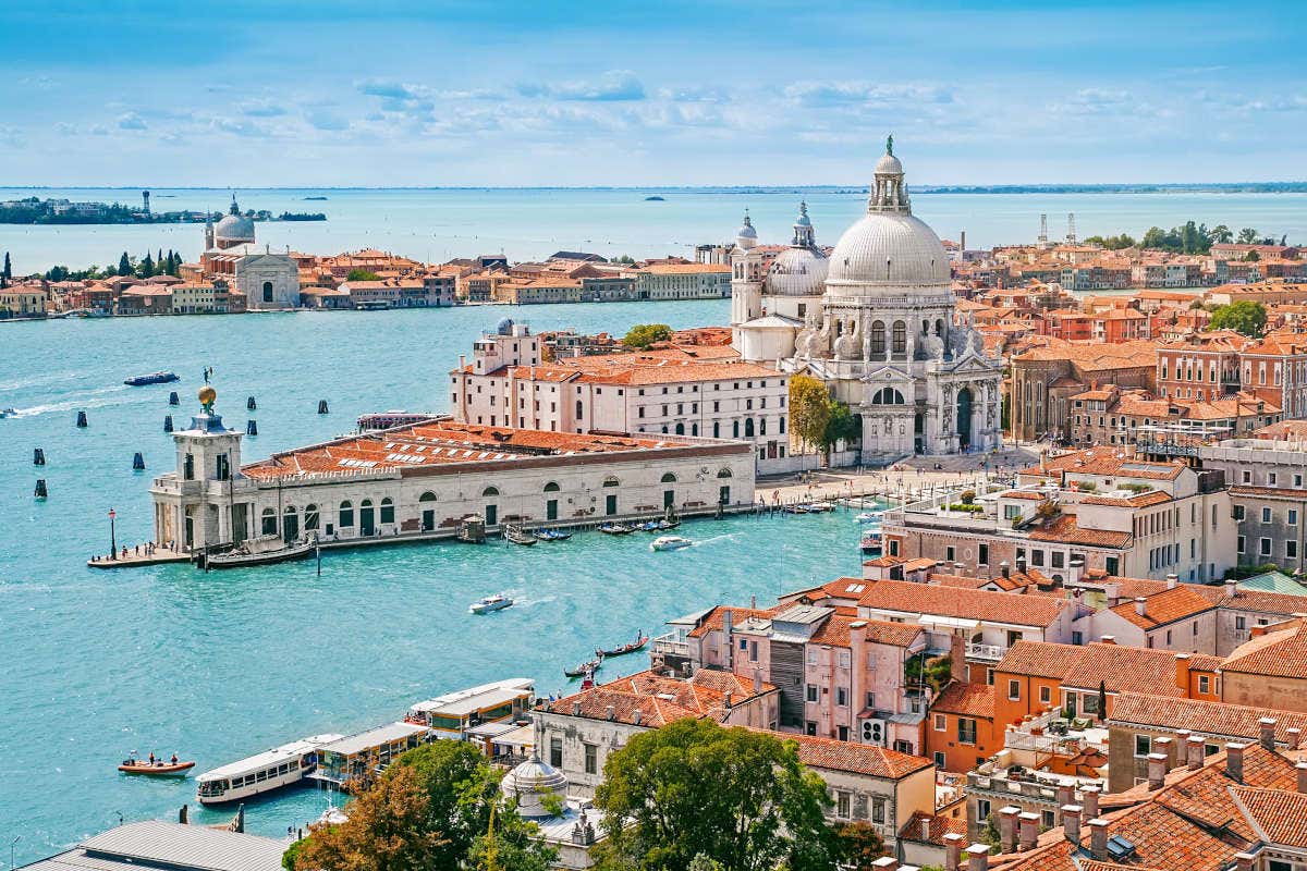 Panorâmica de Veneza em um dia ensolarado.