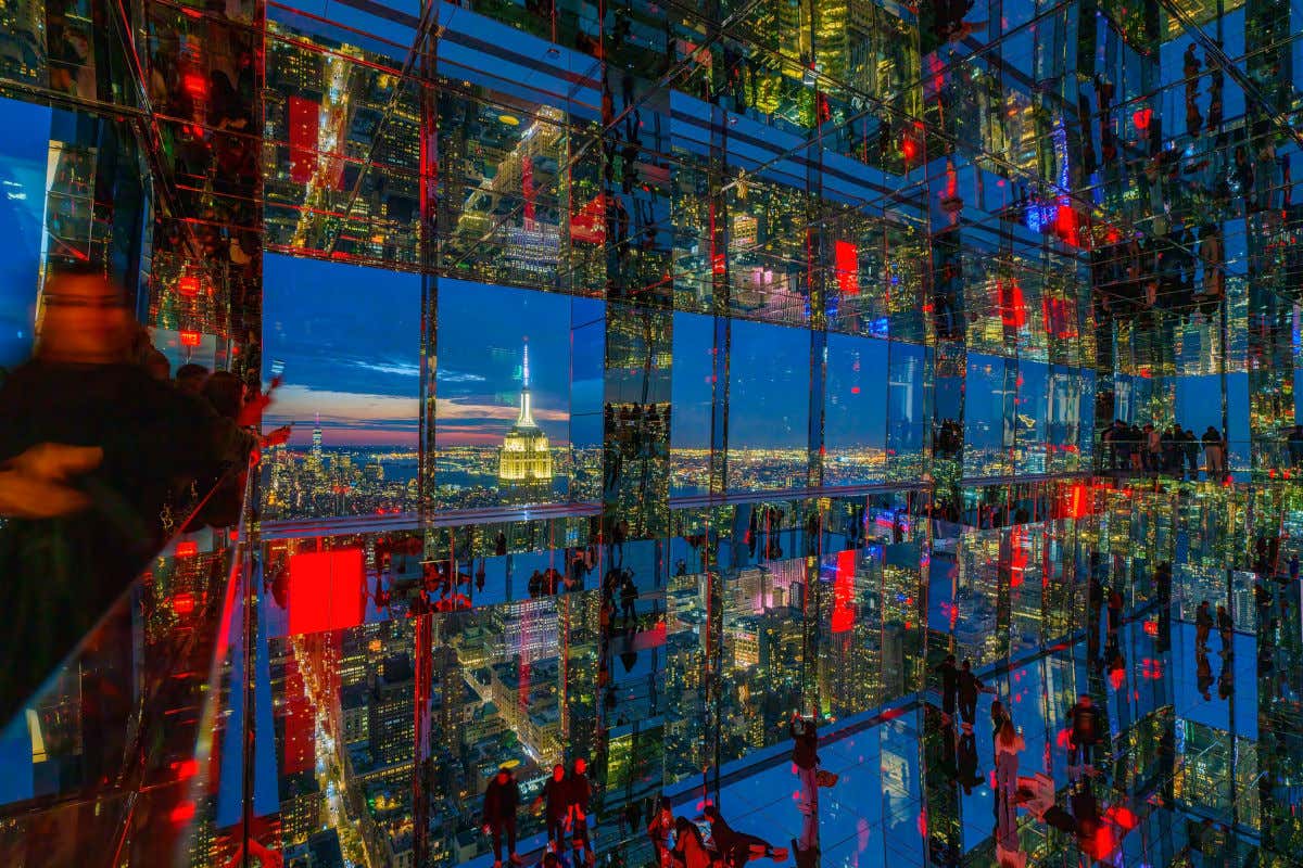 I colori, gli specchi e le grandi vetrate di The Summit, uno dei belvederi più recenti di New York