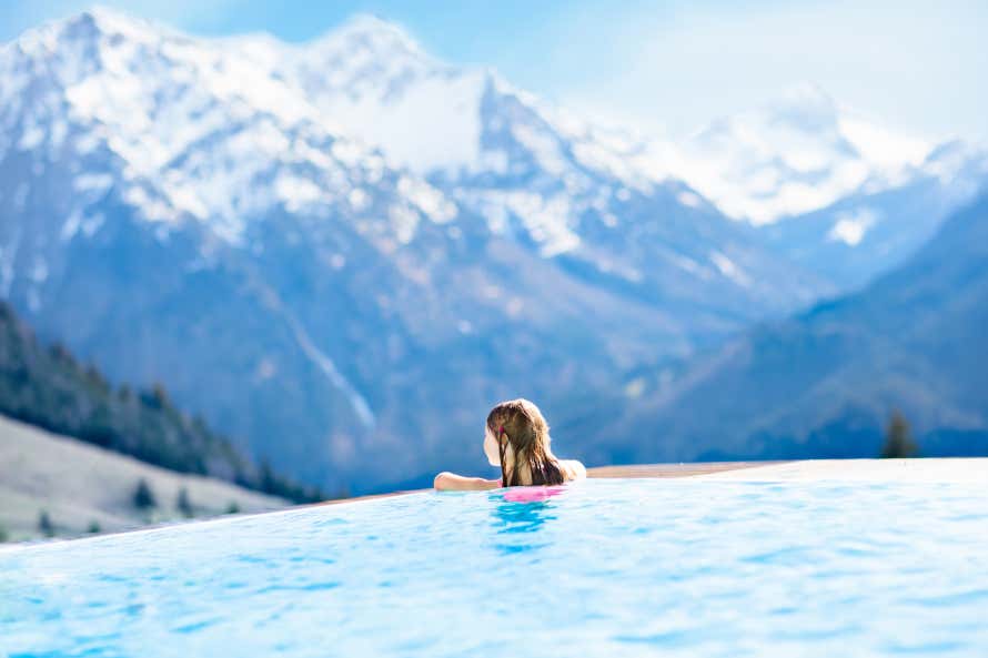 Niña en piscina privada en los Alpes suizos.