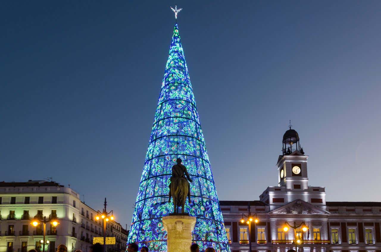 La Puerta del Sol de Madrid décorée d'un arbre de Noël