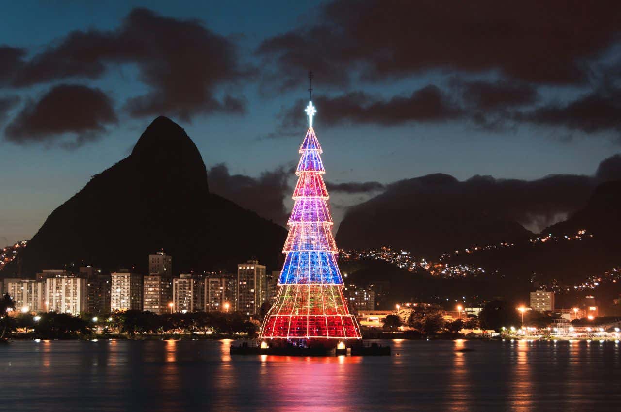 Arbre de Noël flottant à Rio de Janeiro, l'un des plus beaux sapins de Noël au monde