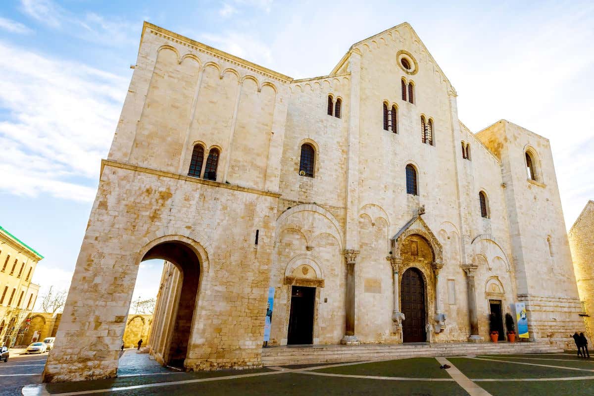 Fachada exterior de la basílica de San Nicolás, en Bari, donde se encuentran las reliquias mortales del santo que inspiró la historia de Papá Noel.