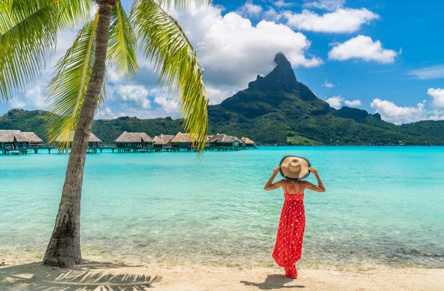 Mujer en las playas de Bora Bora.