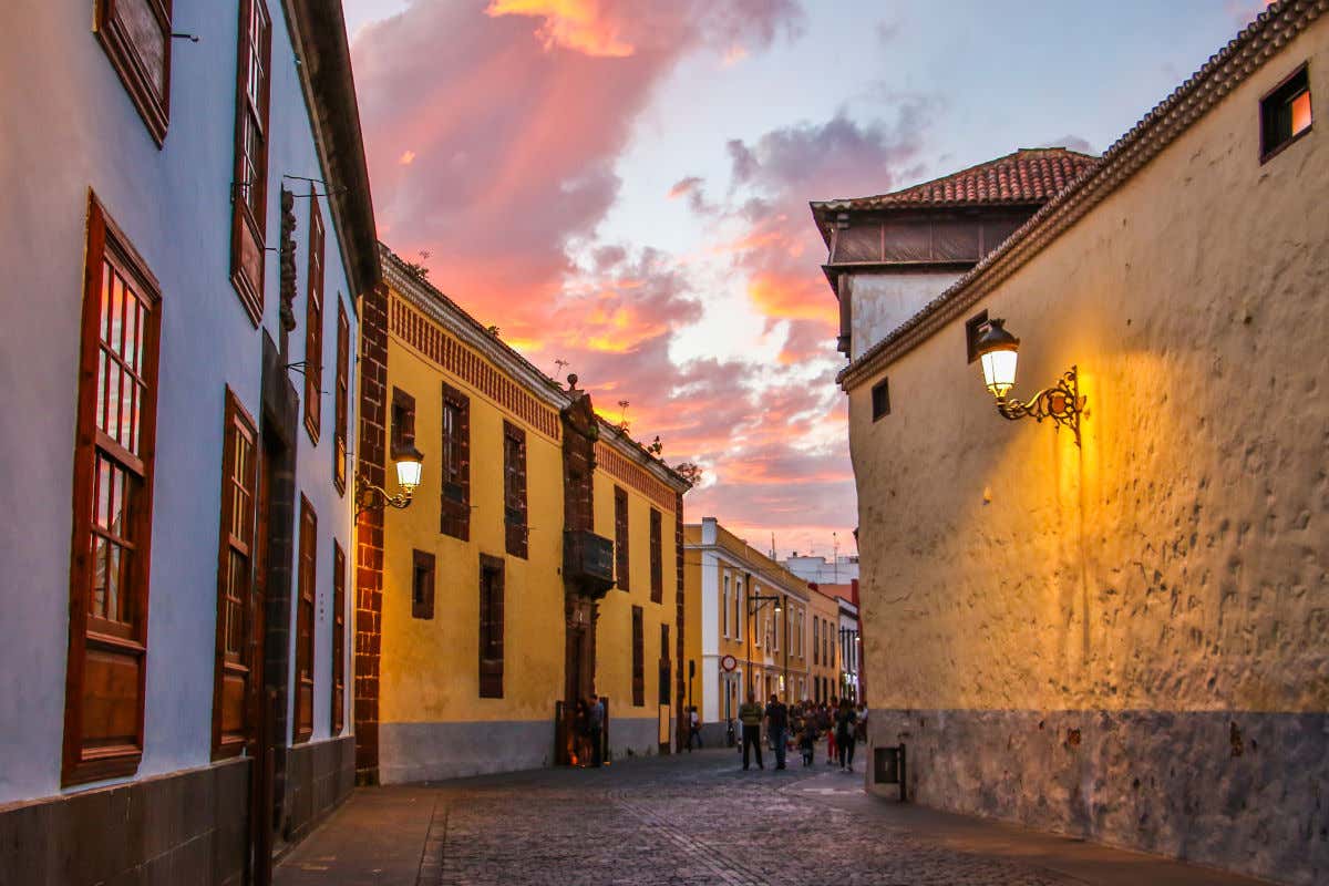 Casas coloniales de colores en la calle Obispo Rey Redondo, en La Laguna.