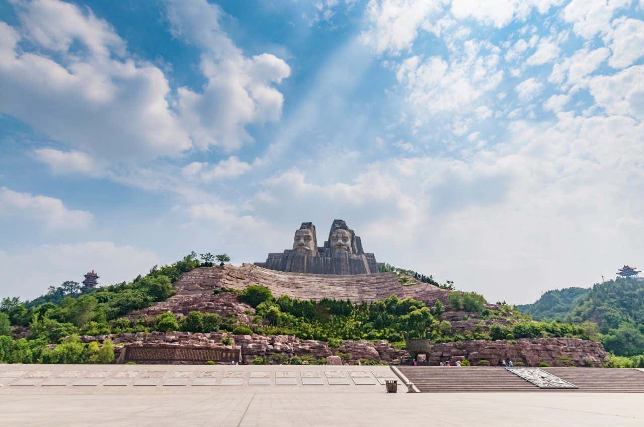 Monumento escavado na montanha com das estátuas dedicadas aos Imperadores Yan e Huang, na China