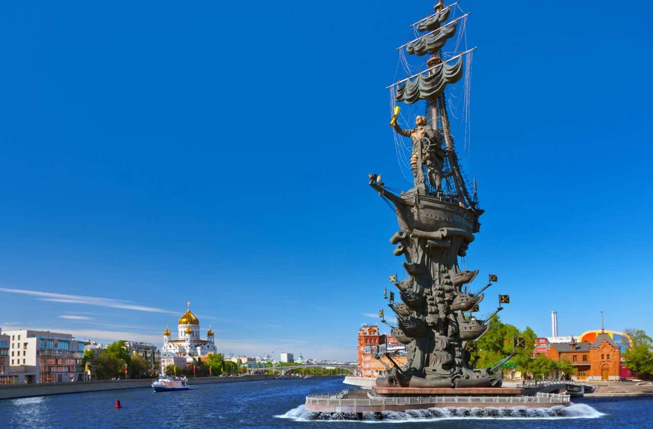 Estátua de Pedro, o Grande em Moscou feita de aço, bronze e cobre