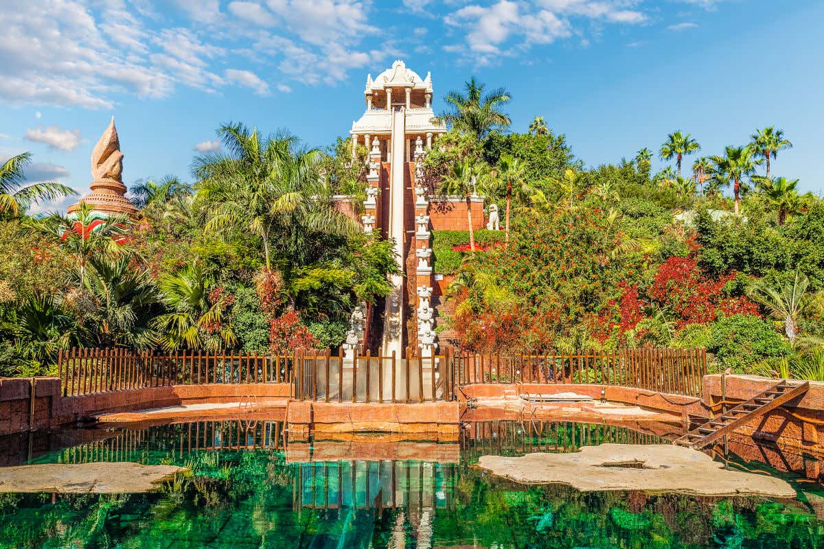 Kamikaze del parque acuático Siam Park, en un día despejado rodeado de vegetación en el sur de Tenerife.