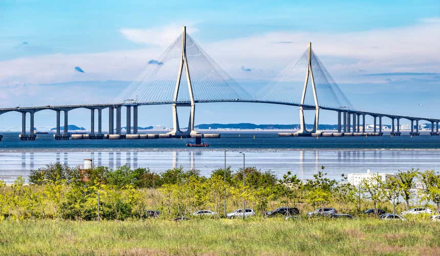 Vistas desde la orilla del Puente de Incheon, en Corea del Sur