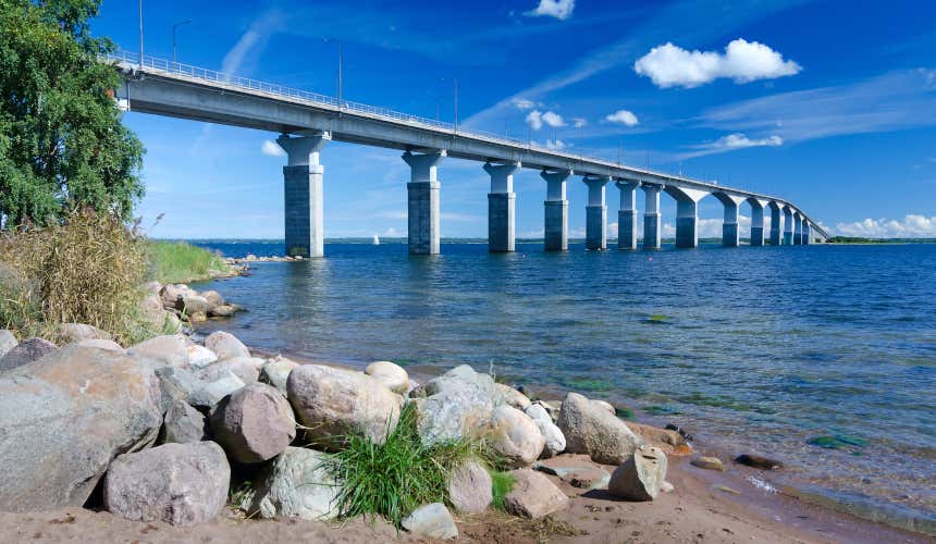 Vistas desde la bahía del Puente Oland de Suecia