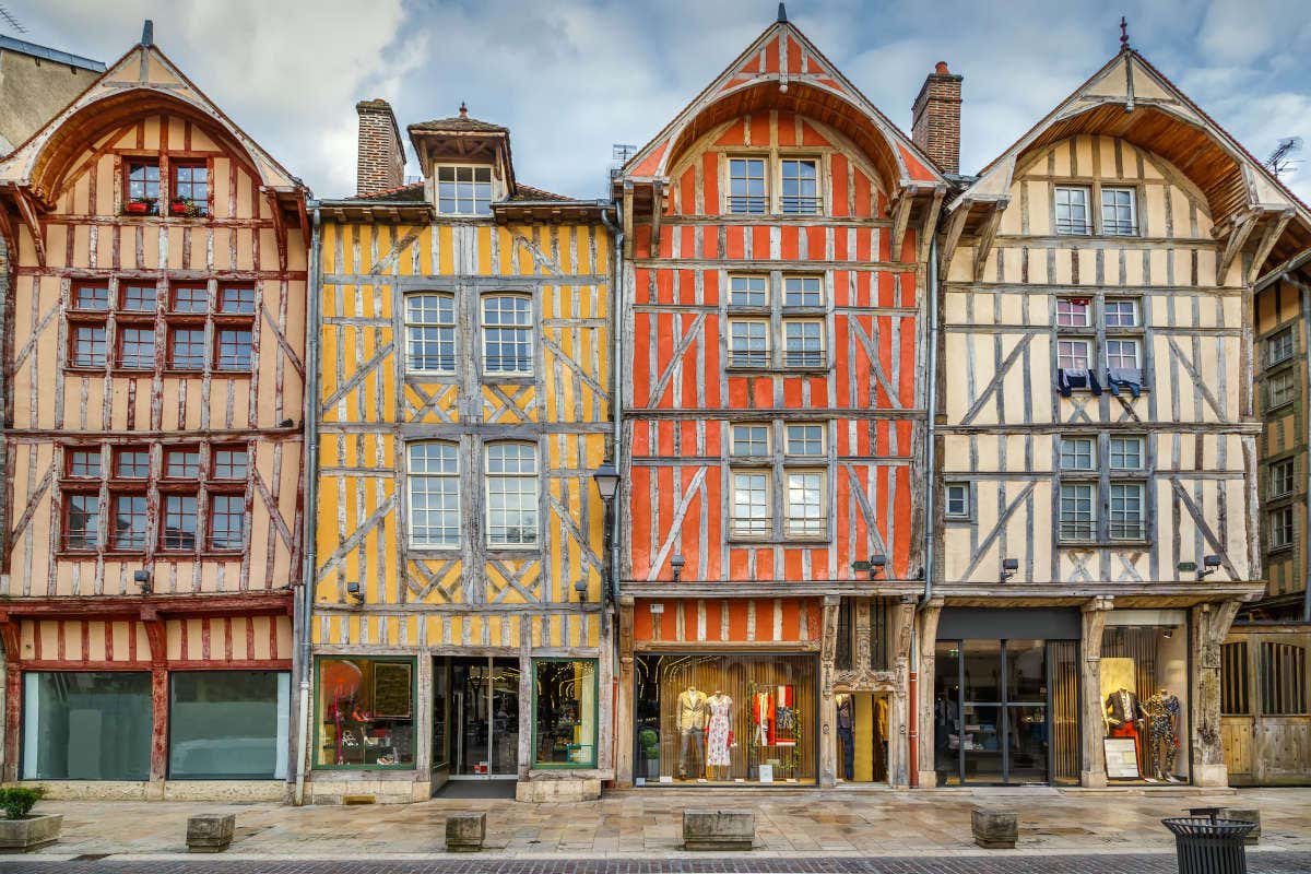 Casas coloridas de madeira em Troyes