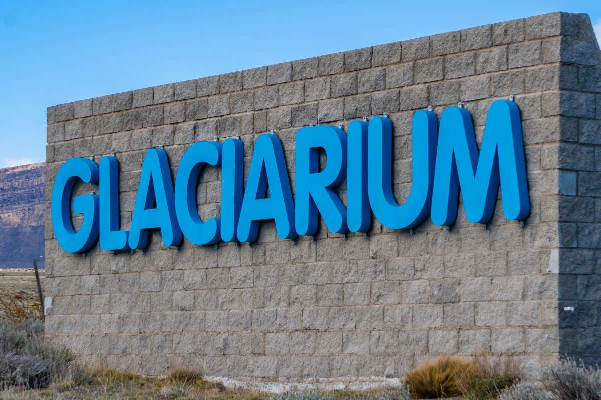 Cartaz da entrada com letras azuis na exposição do Glaciarium em El Calafate