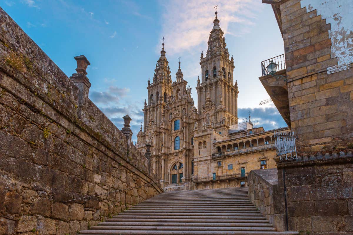 Unas escaleras ascendentes hacia la plaza del Obradoiro con una vista espectacular de la catedral de Santiago de Compostela al fondo.