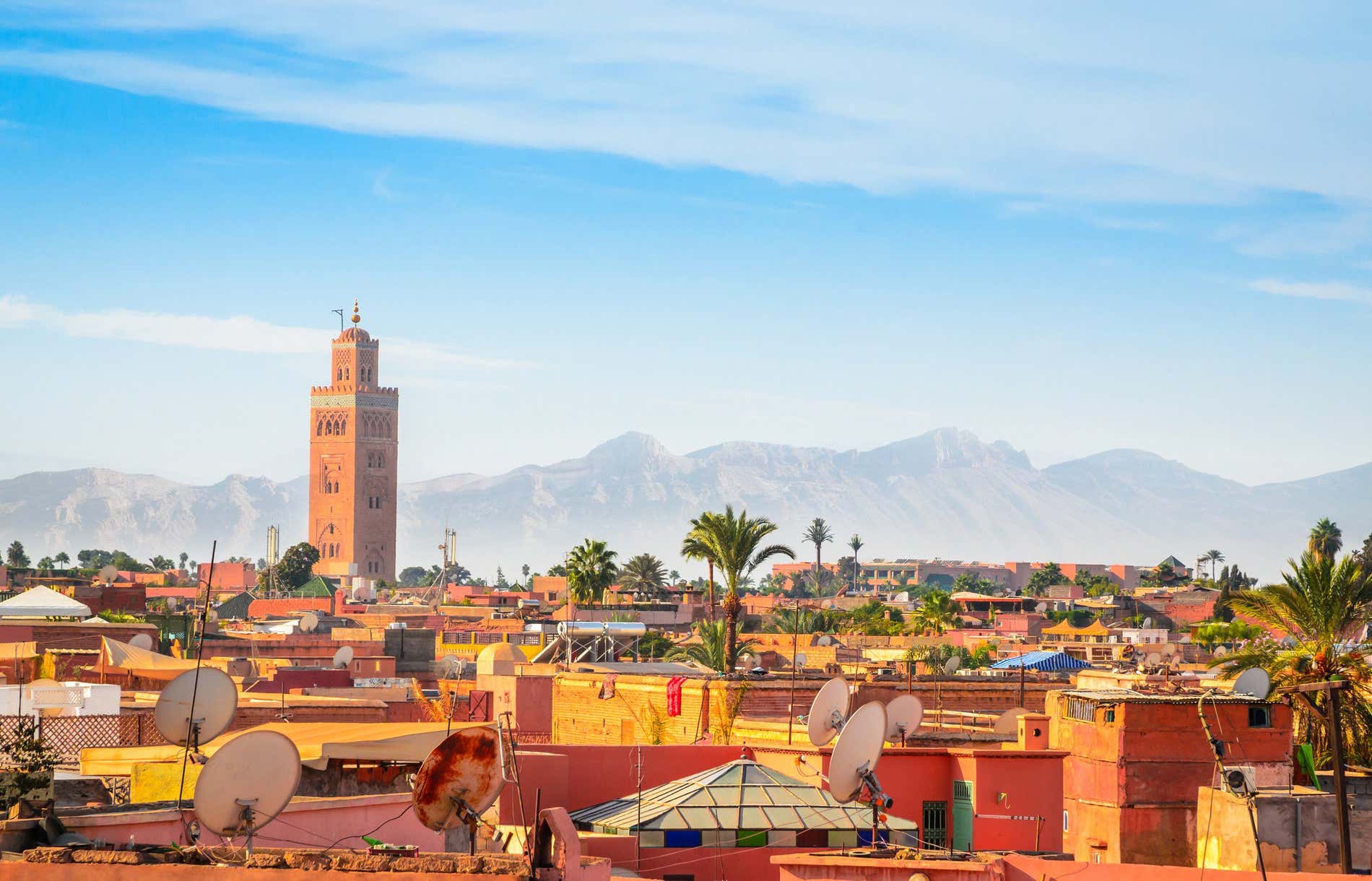 Panoramica di Marrakech con minareto e montagne sullo sfondo