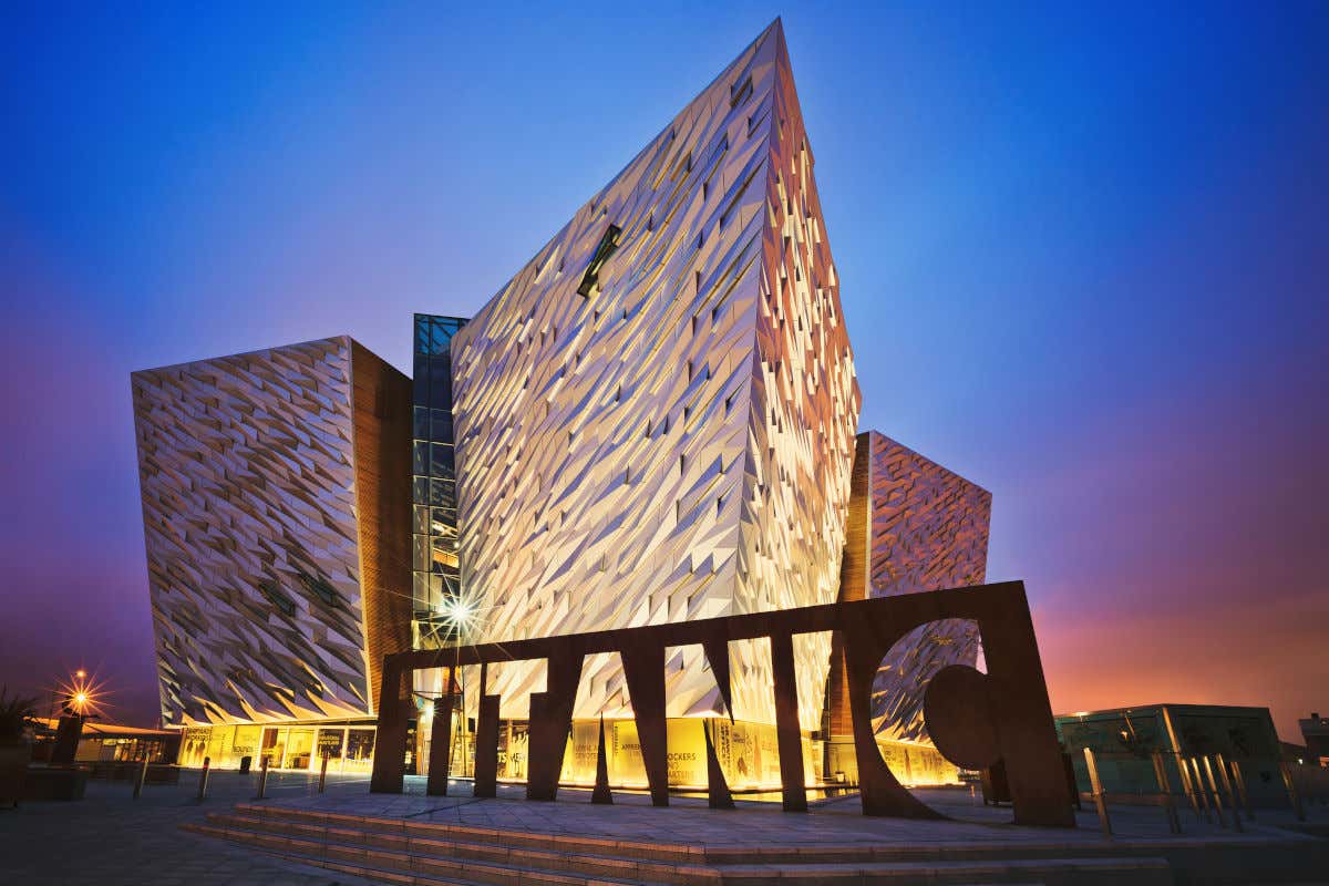 Vista serale all'edificio del Museo del Titanic, Belfast.