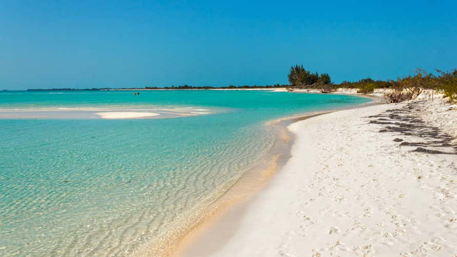 Praia Paraíso com uma estreita faiza de areia e águas transparentes