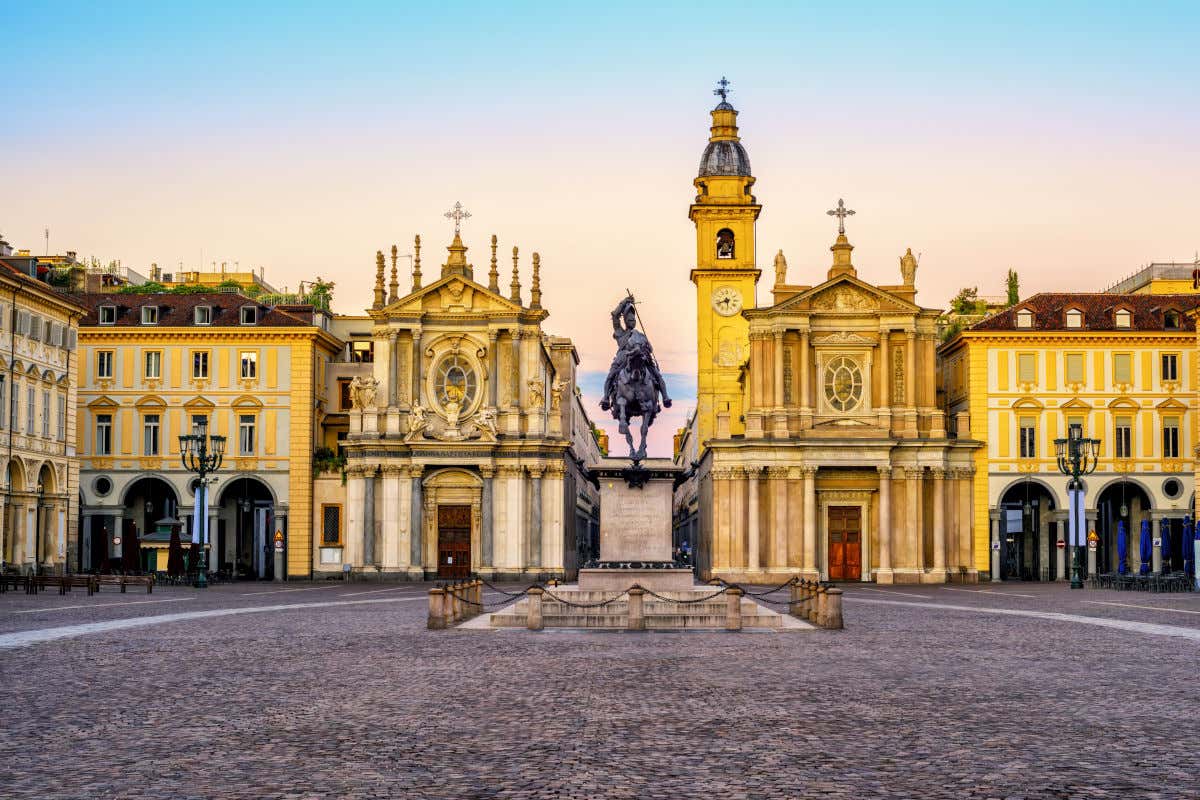 Piazza San Carlo e le chiese gemelle di Santa Cristina e San Carlo Borromeo nel centro storico di Torino, una delle mete imperdibili nel 2022.