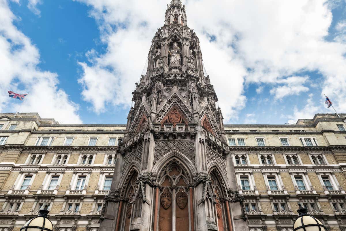 Detalhe de uma das cruzes de Leonor, um monumento funerário de pedra construído por ordem do rei Eduardo I da Inglaterra 