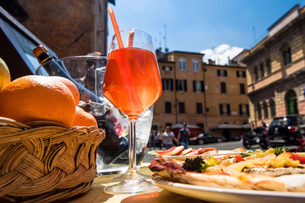 Un verre d'aperol spritz et une pizza sur la Piazza Santa Maria à Trastevere