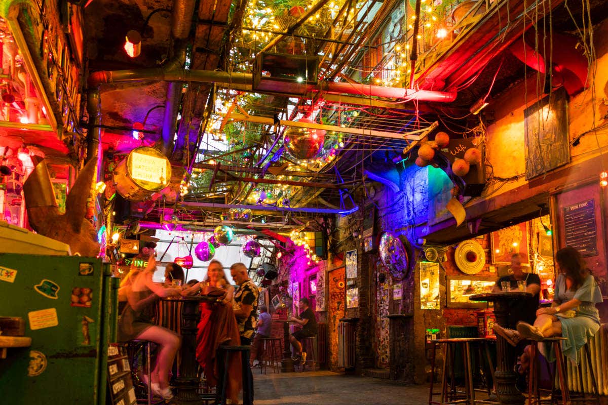 Interior de uno de los ruin pub de Budapest lleno de colores