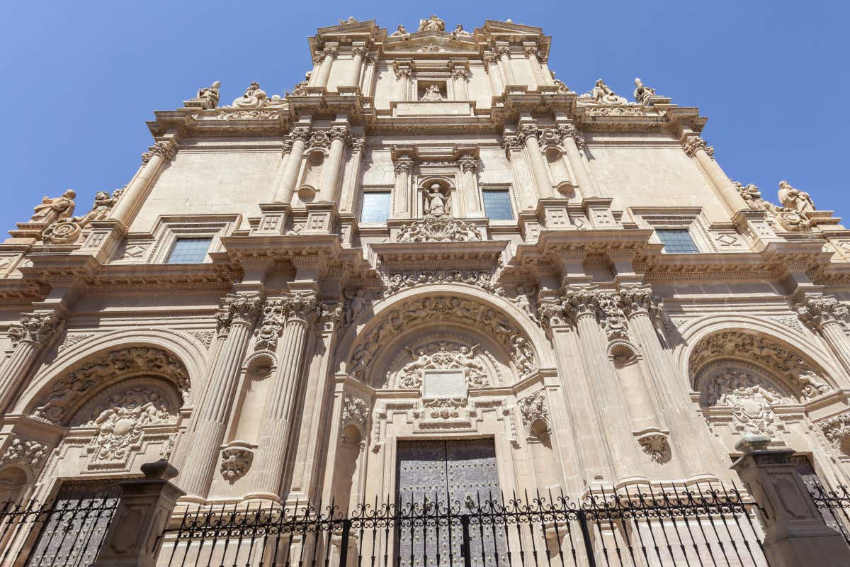 Vue sur la façade de la Collégiale de Saint-Patrice, l'un des monuments les plus connus de la ville de Lorca, à Murcie