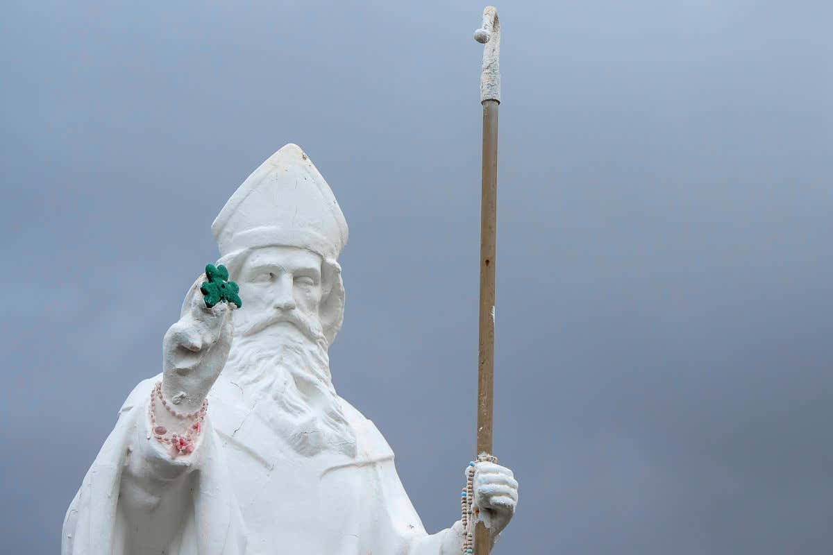 Sculpture de Saint Patrick en Irlande avec un trèfle à trois feuilles dans la main