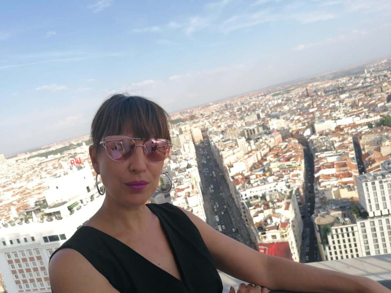 Marylin Alonso en una terraza con visas de Madrid