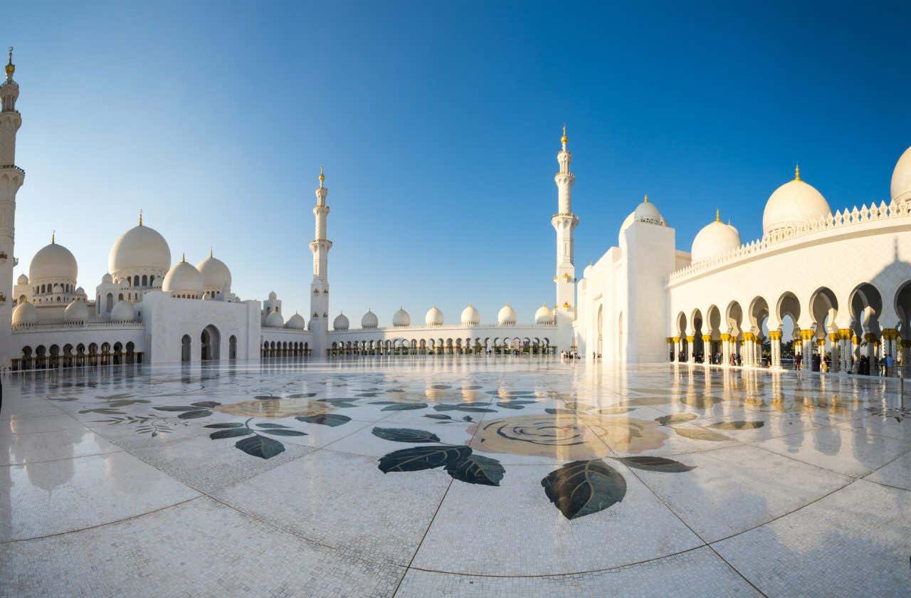 Panorâmica da mesquita Sheikh Zayed, com impressionante chão de mármore
