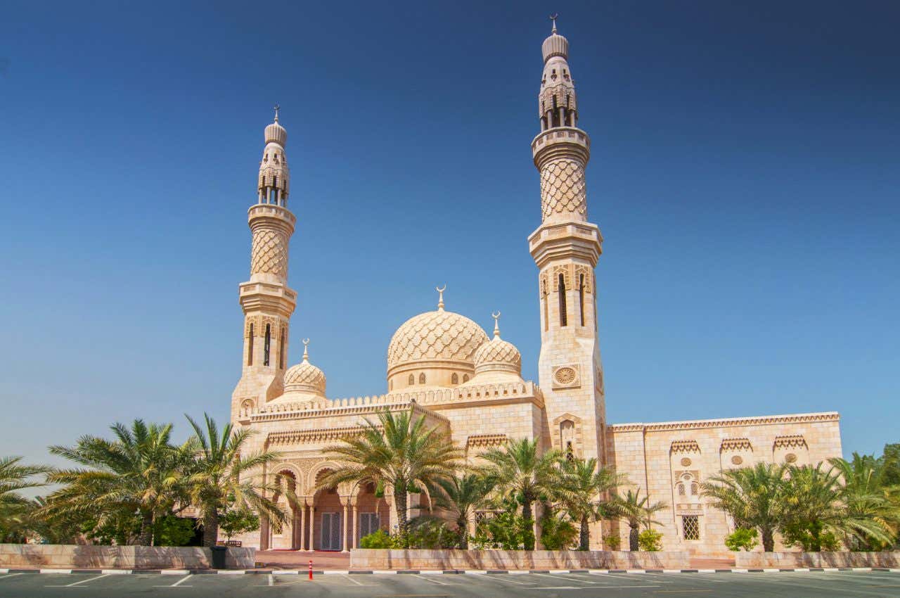 Fachada da Mesquita Jumeirah, com arquitetura inspirada na época mediveal