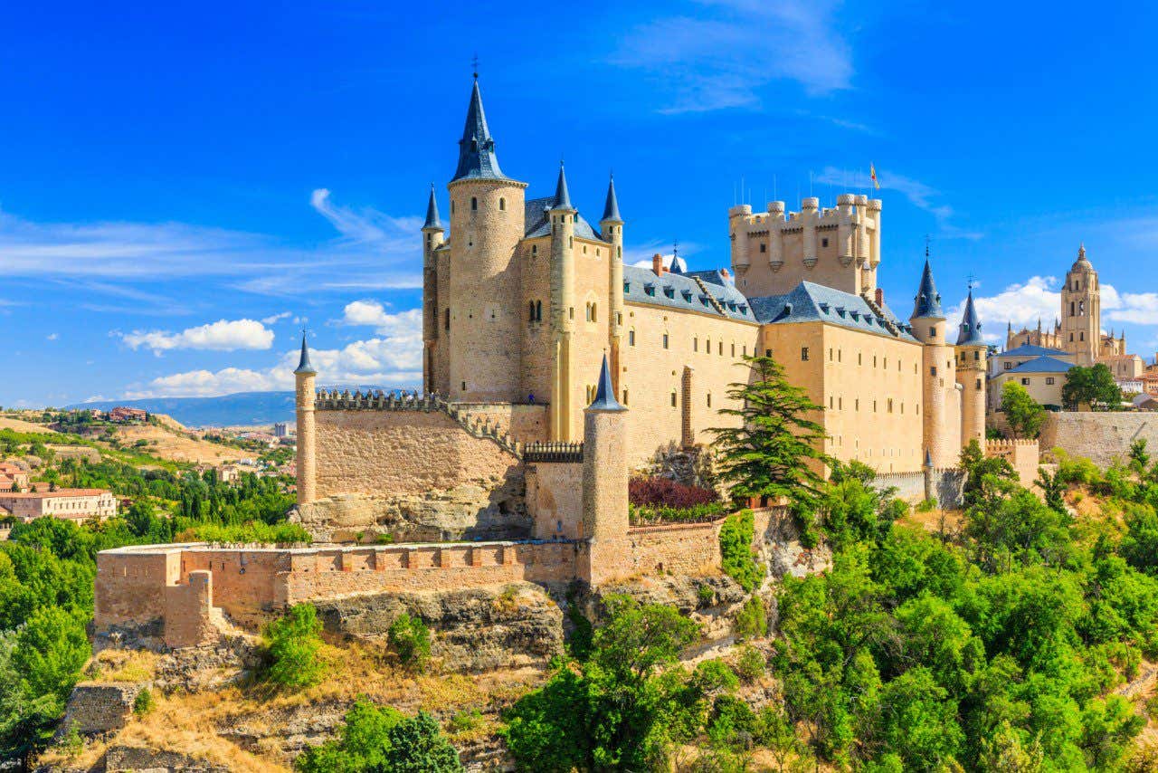 Panorámica del Alcázar de Segovia en un día despejado